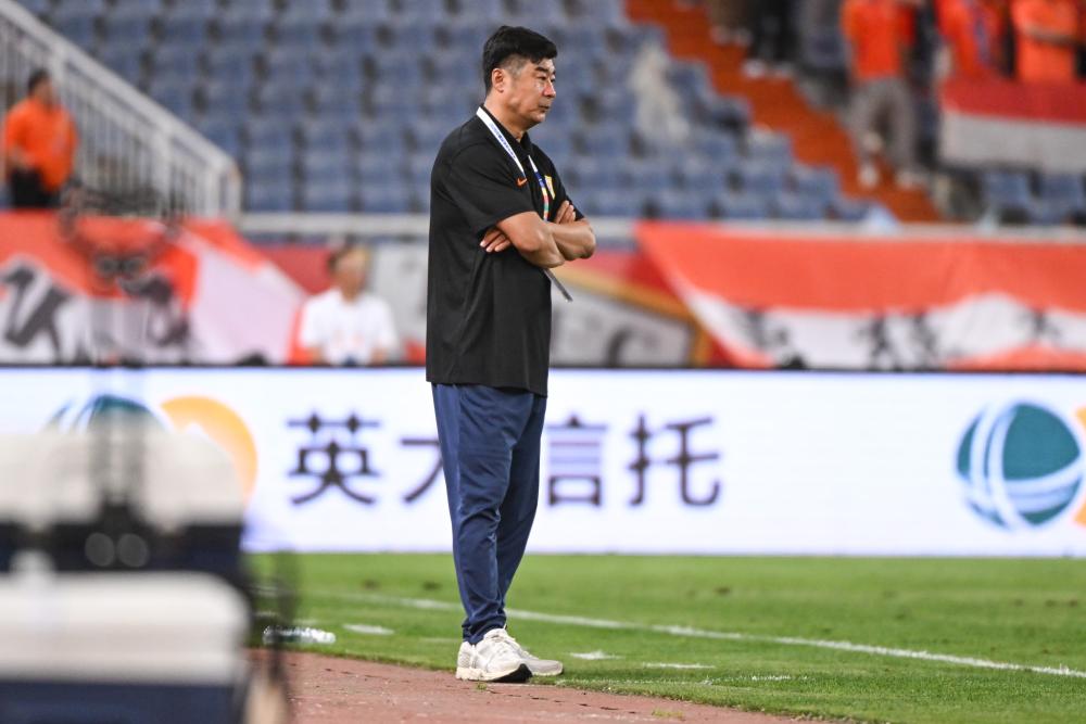 冰球传奇史密斯的辉煌生涯与赛场精彩瞬间回顾